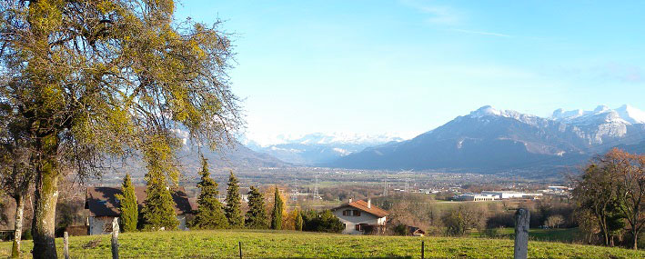 Cornier au cœur de la Haute-Savoie avec une vue sur la vallée de l’Arve et sur le Mont-Blanc