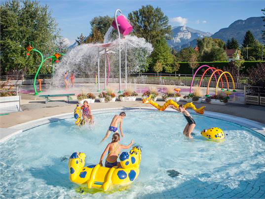 Espace aqualudique des Foron à La Roche-sur-Foron, Pays Rochois avec plusieurs bassins et des jeux en plein-air